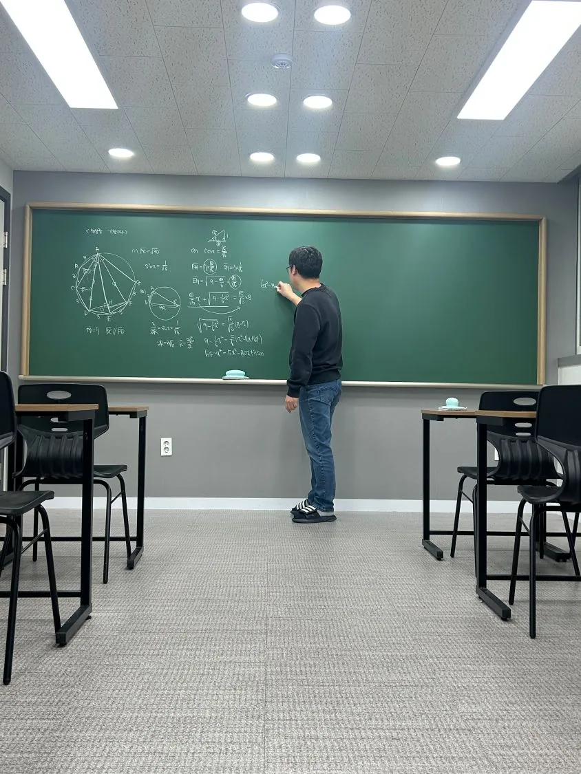 원장이 칠판에 판서하며 수업하는 모습